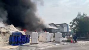 24 Jam Kebakaran Melanda Pabrik Bekasi, Api Masih Mengamuk!